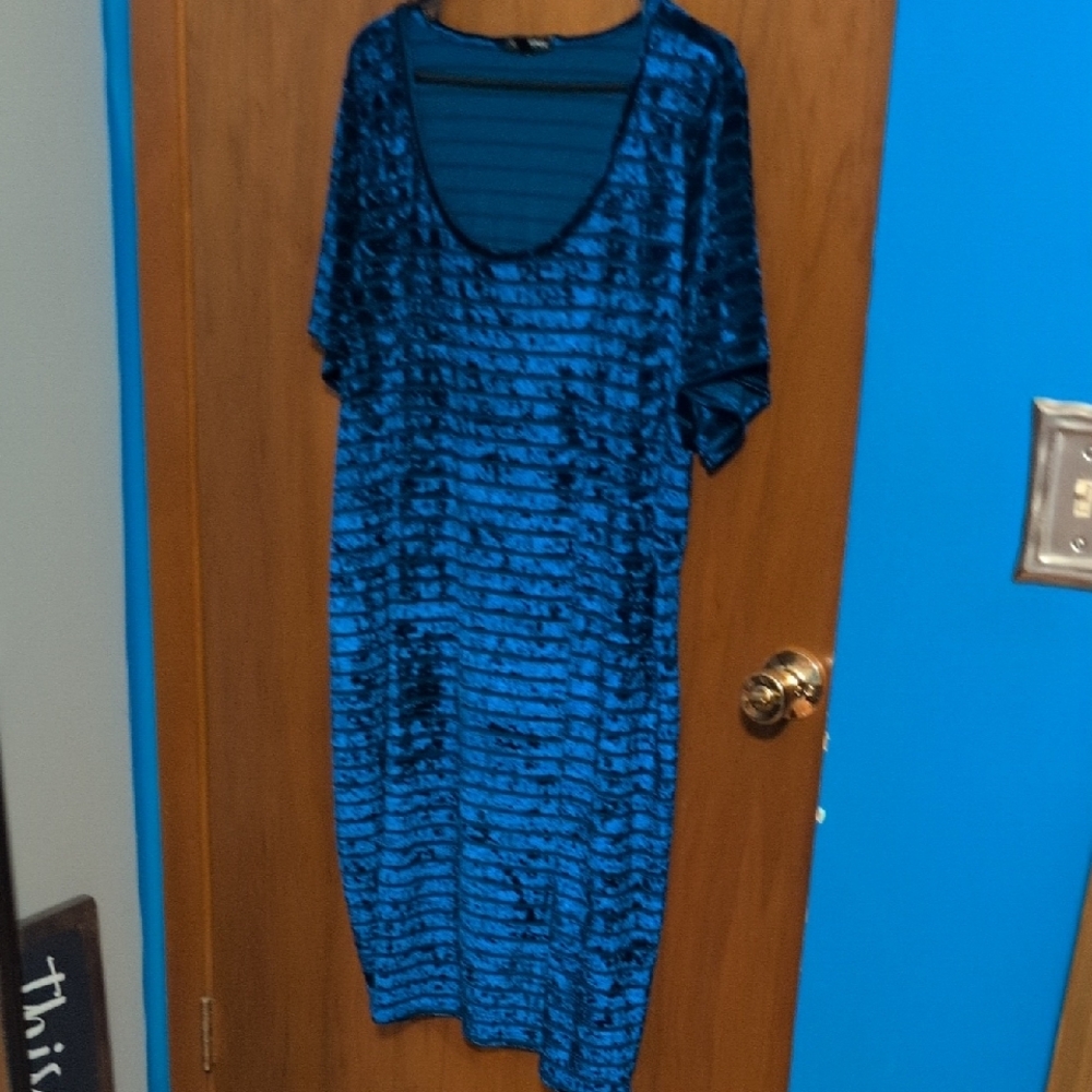Chic Blue Velvet Midi Dress